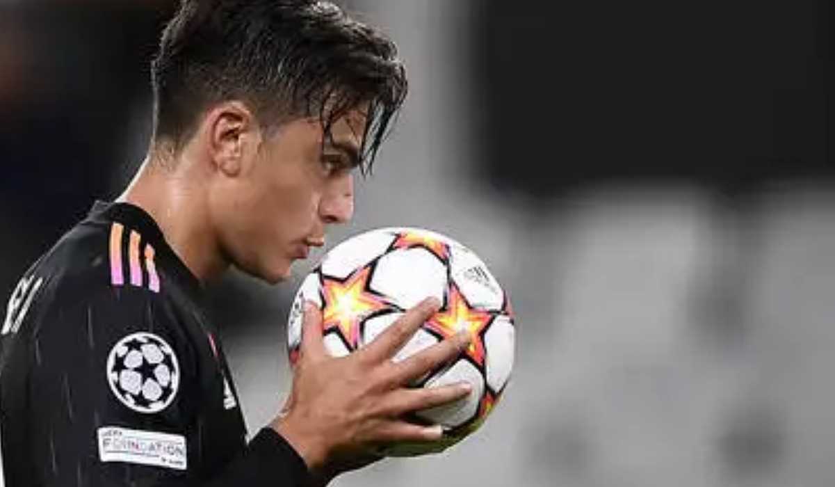 Paulo Dybala punya rutinitas mencium bola sebelum berlaga