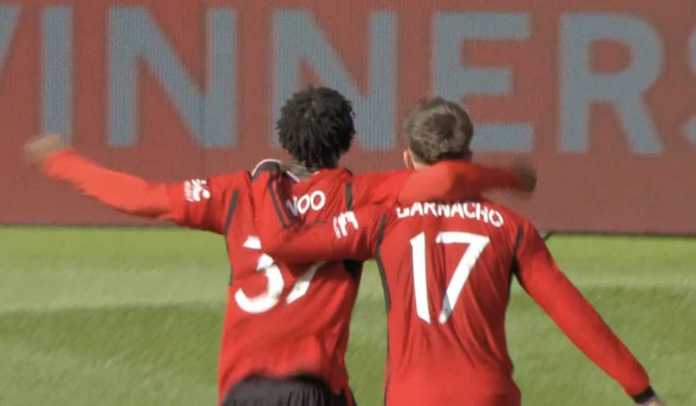 Kobbie Mainoo dan Alejandro Garnacho rayakan kemenangan Manchester United