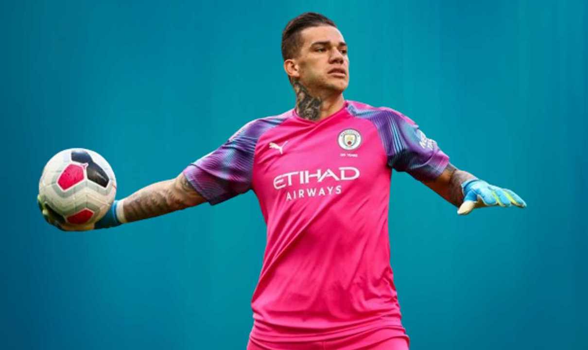 Ederson Moraes kiper Manchester City akan hengkan musim panas ini