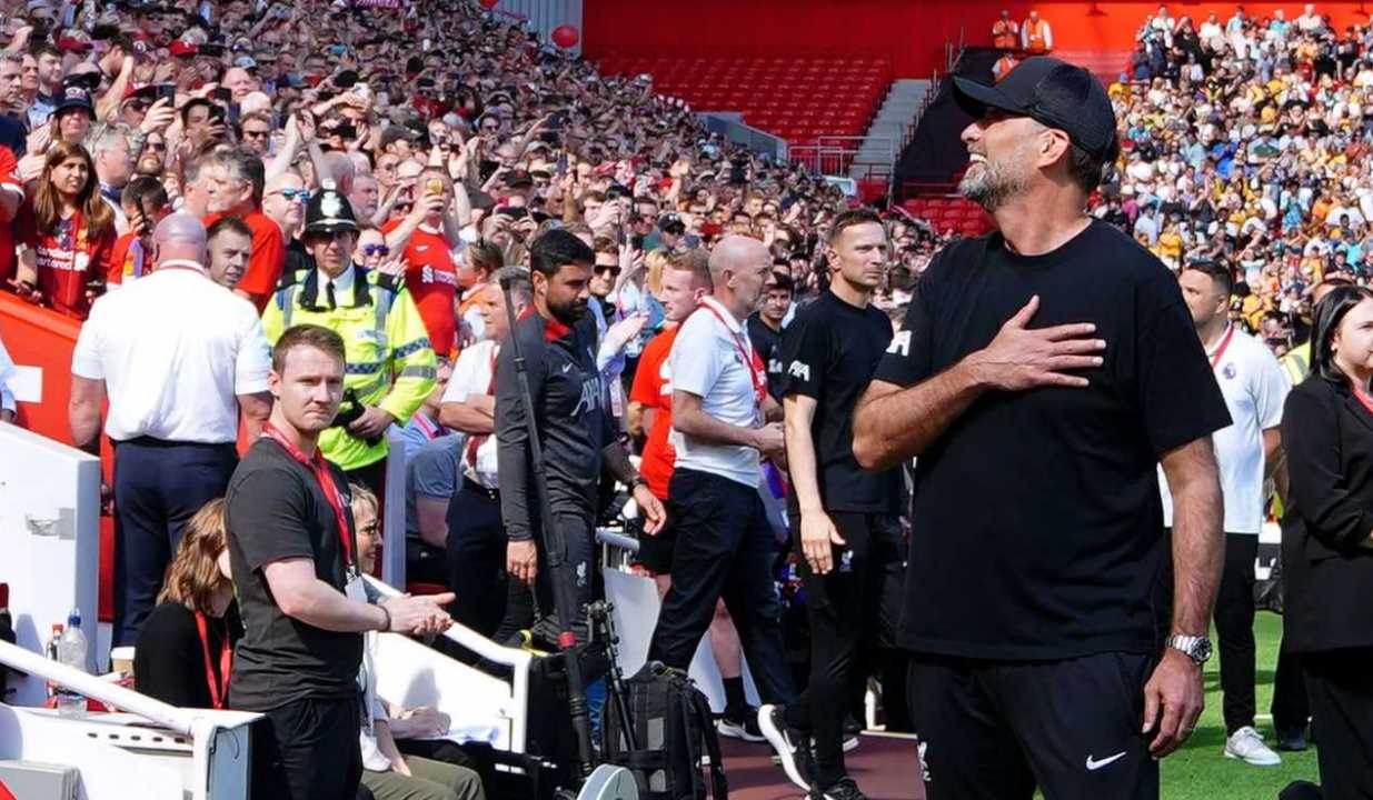 Jurgen Klopp dan para pendukung Liverpool di hari terakhirnya di Anfield