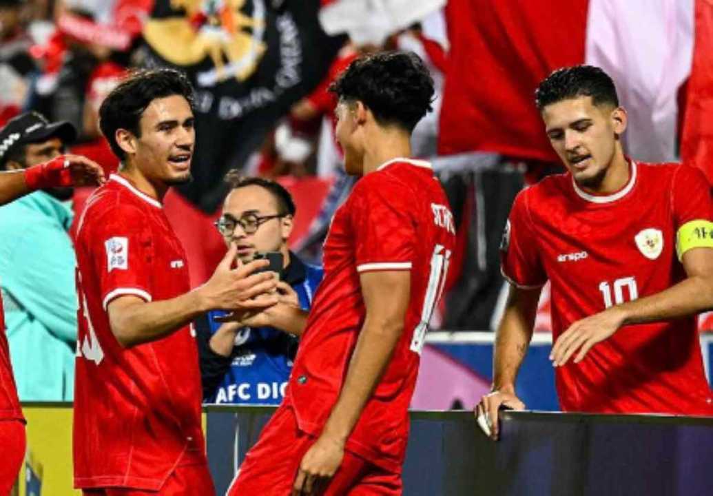 Justin Hubner usai mencetak gol ke gawang Irk