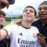 Era Baru Galacticos Real Madrid! Kylian Mbappe Segera Kenakan Jersey Los Blancos Kylian Mbappe dan seorang fans Real Madrid