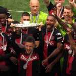 Pemain Bayer Leverkusen saat mengangkat trofi Bundesliga
