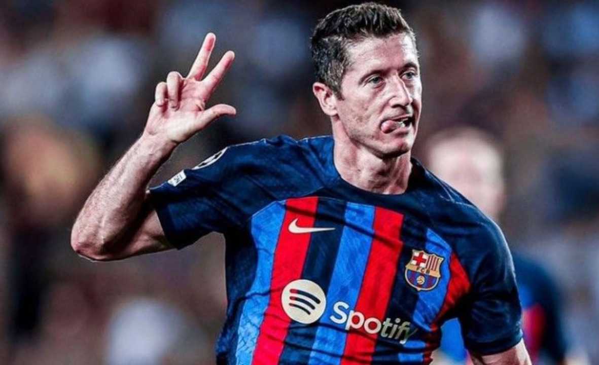 Robert Lewandowski pemain Barcelona