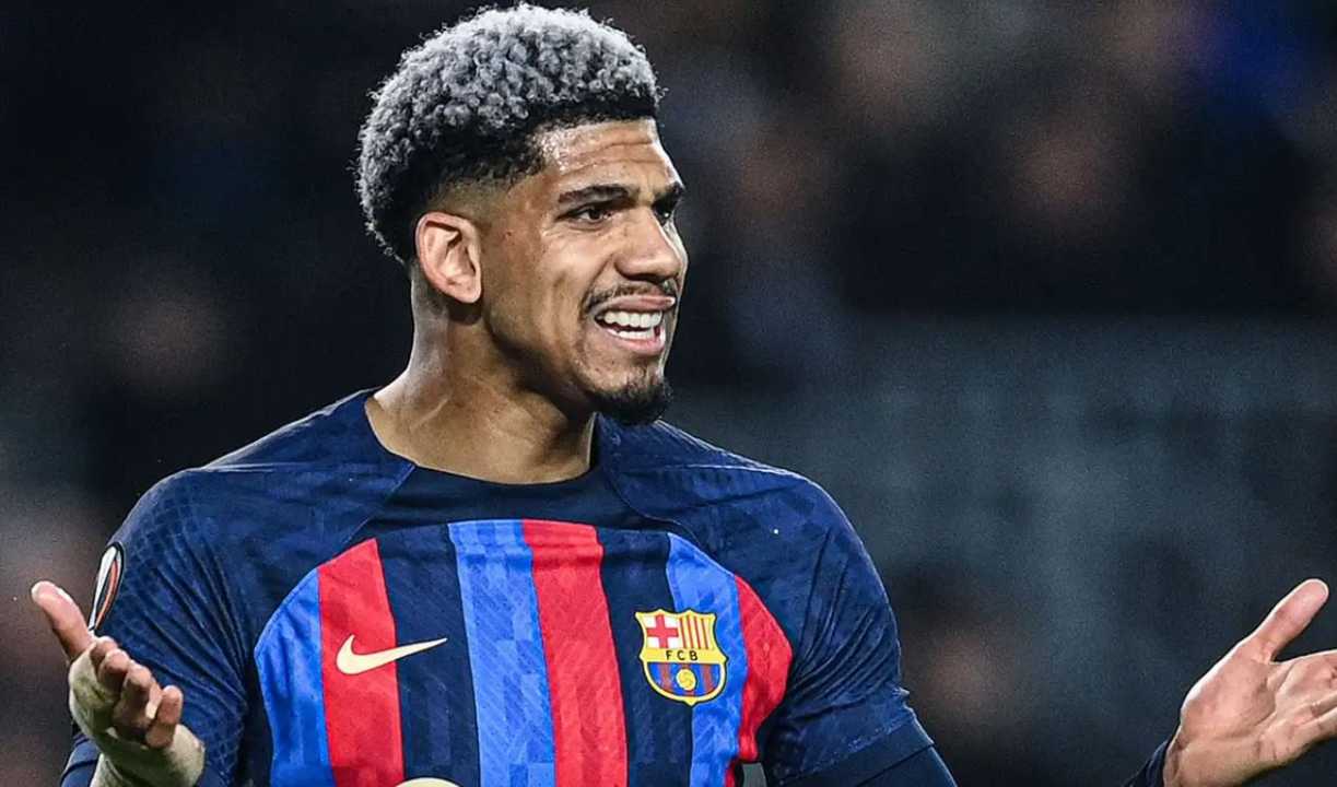 Ronald Araujo pemain Barcelona incaran Manchester United