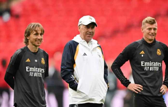 Carlo Ancelotti Bersama Luka Modric dan Toni Kroos