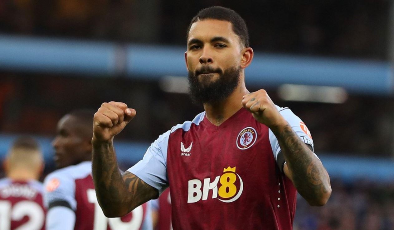 Douglas Luiz pemain Aston Villa