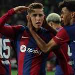 Fermin Lopez dan Lamine Yamal di sebuah laga di Barcelona