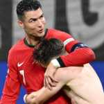 Francisco Conceicao merayakan golnya bersama Cristiano Ronaldo di laga Portugal vs Republik Ceko