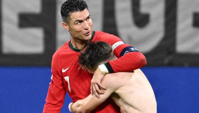 Francisco Conceicao merayakan golnya bersama Cristiano Ronaldo di laga Portugal vs Republik Ceko