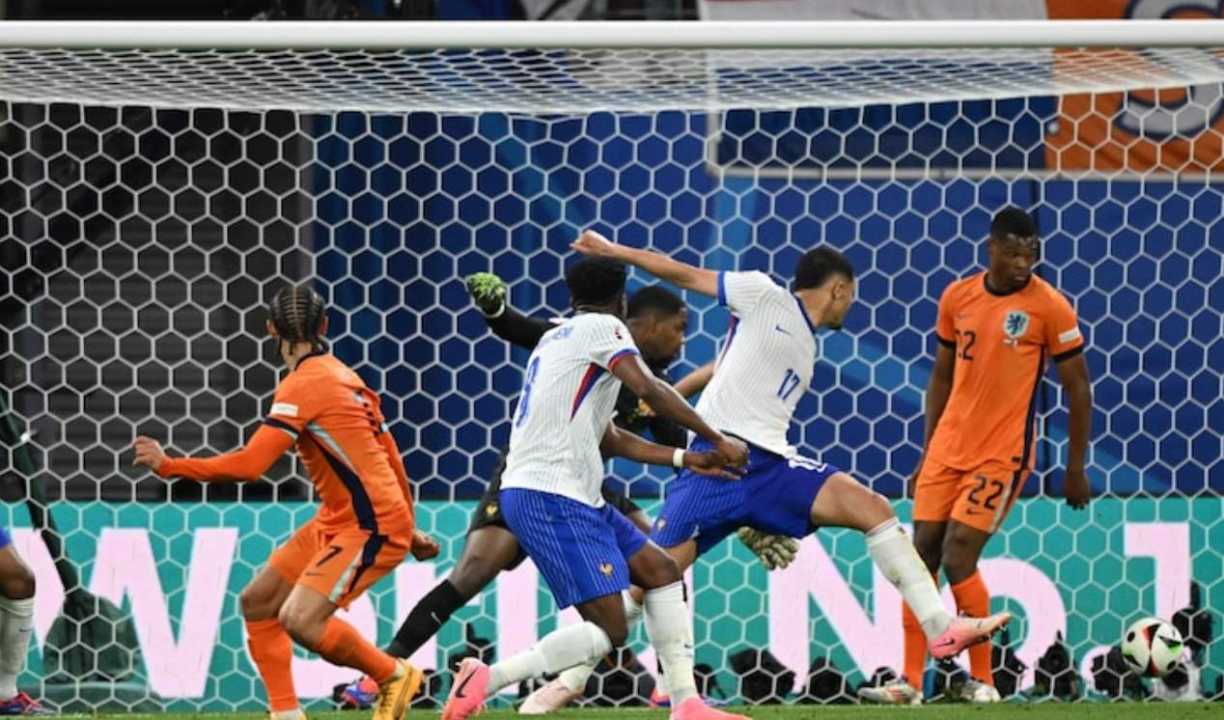 Hasil Belanda vs Prancis di Euro 2024 - momen ketika gol Xavi Simons dianulir wasit