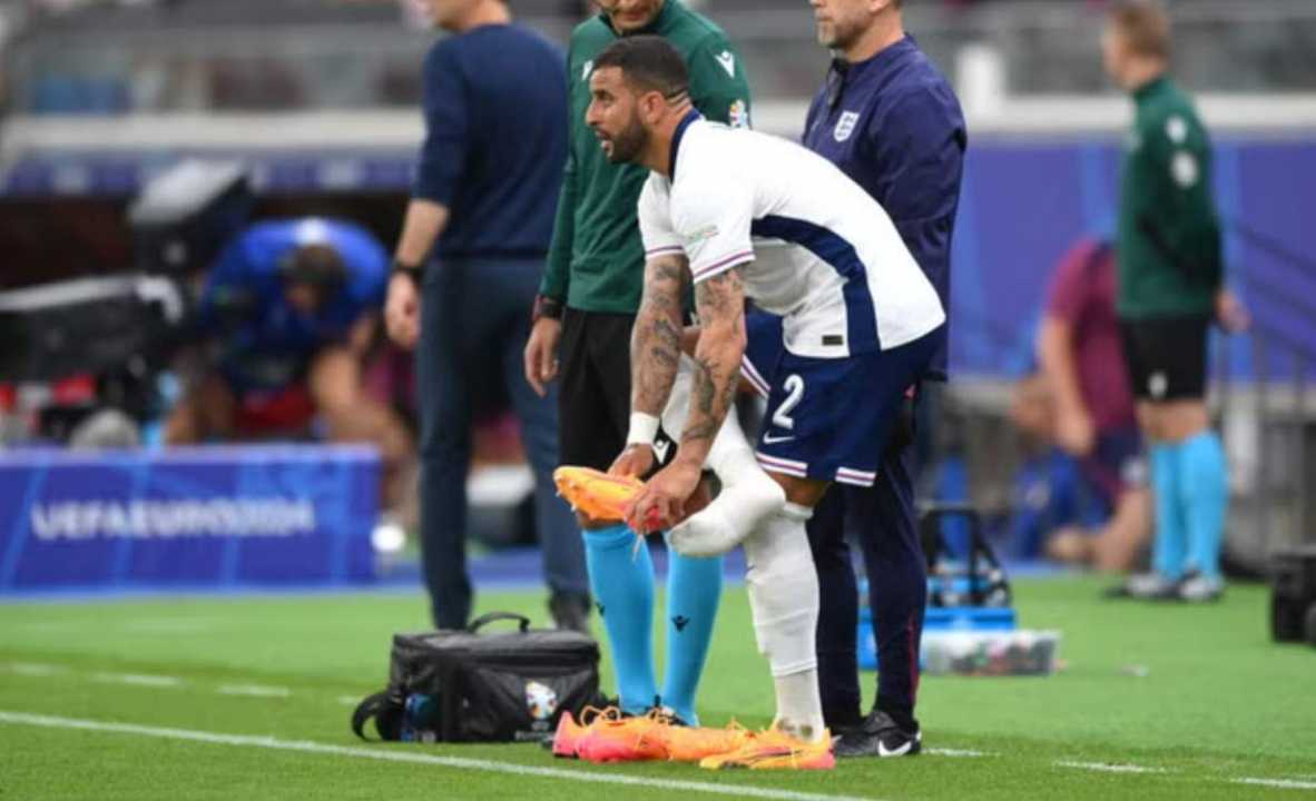 Kyle Walker saat sepatunya lepas karena terpeleset di laga Denmark vs Inggris di Euro 2024