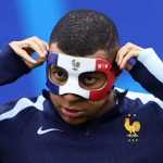 Kylian Mbappe dengan Topeng Pelindung Warna Bendera Perancis