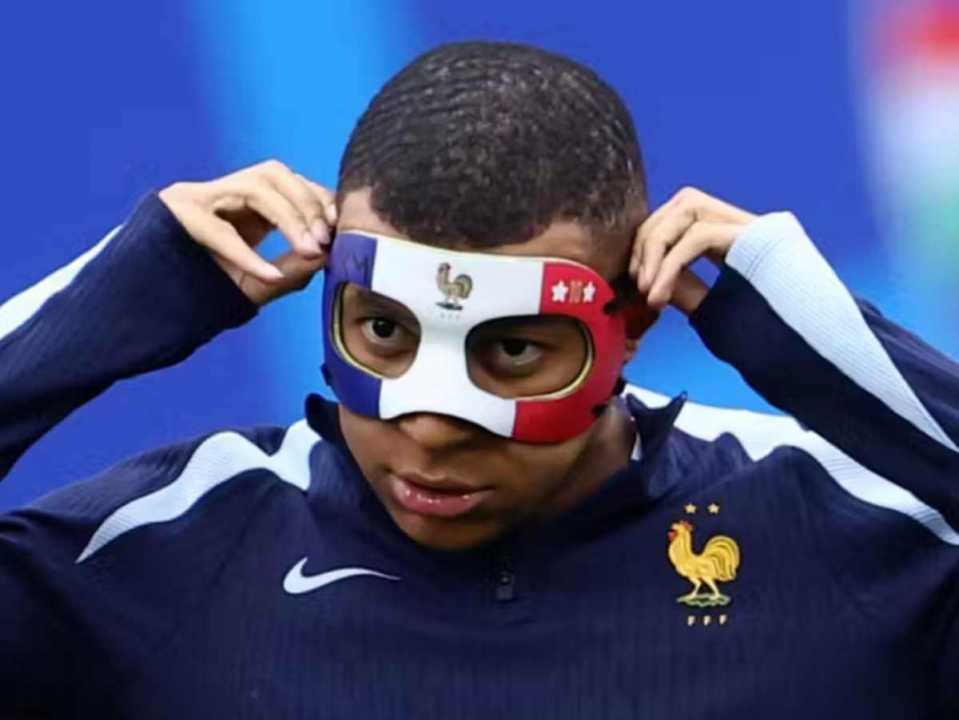 Kylian Mbappe dengan Topeng Pelindung Warna Bendera Perancis