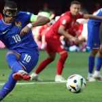 Prancis Gagal Menang Atas Polandia, Tetap Lolos Sebagai Runner-up Grup D Euro2024 Kylian Mbappe melepaskan tendangan penalti di laga Polandia vs Prancis di Euro 2024