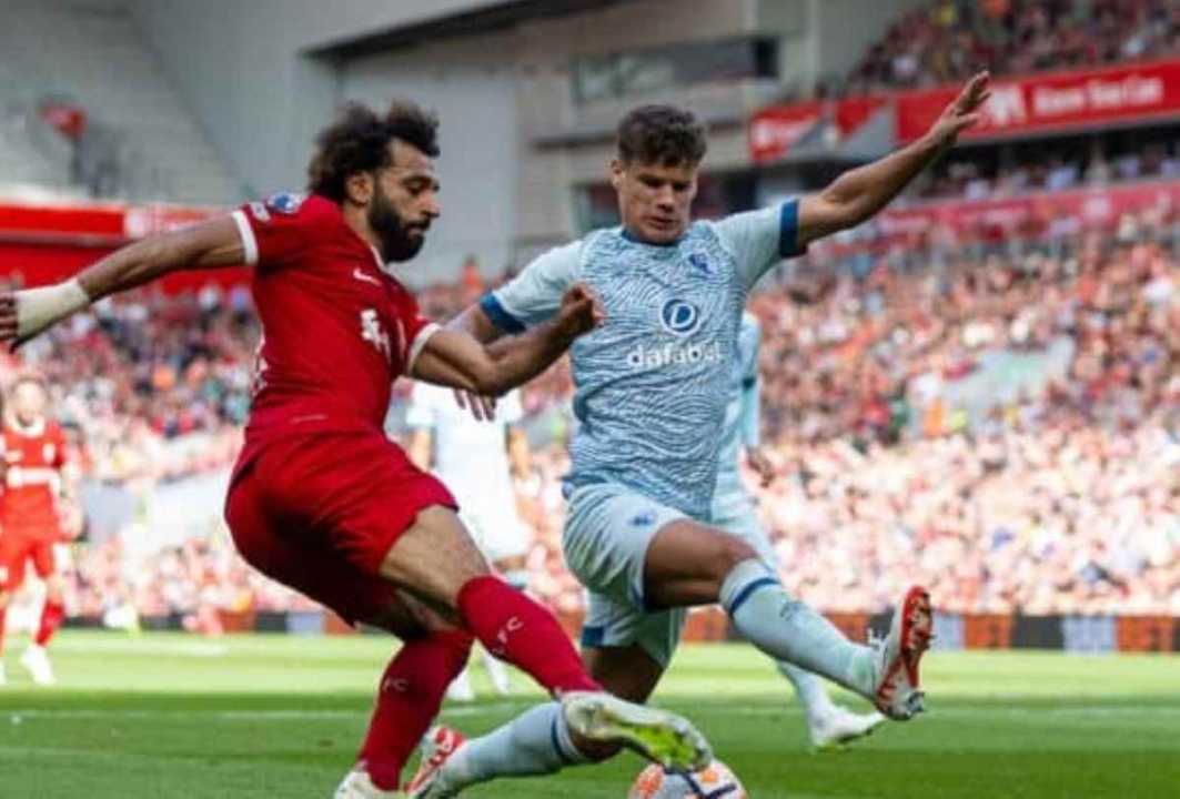 Milos Kerkez saat Berduel dengan Salah di Laga Liverpool vs Bournemouth