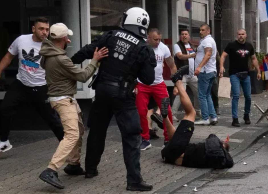 Polisi Jerman berusaha melerai bentrok antara pendukung sepak bola