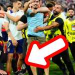 Alvaro Morata saat ditekel oleh petugas keamanan di akhir laga Spanyol vs Prancis