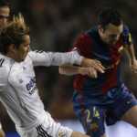 Andres Iniesta dalam sebuah laga El Clasico
