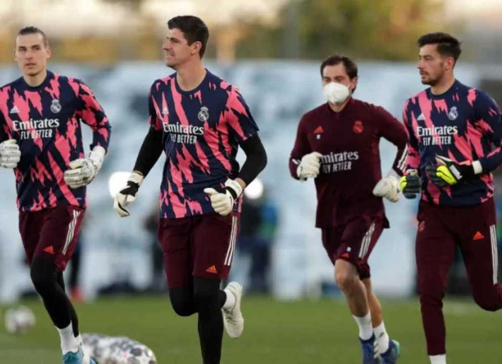 Andriy Lunin bersama dua kiper Real Madrid lainnya dalam sebuah sesi latihan