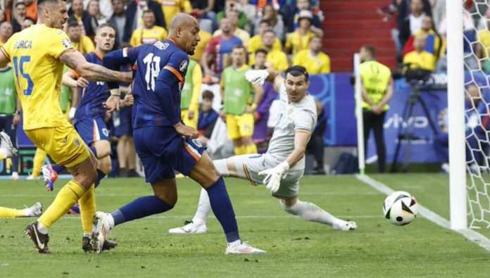 Belanda melaju ke babak perempat final Piala Eropa setelah menang atas Rumania dengan skor 2-0