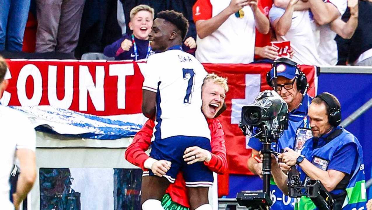 Bukayo Saka merayakan golnya bersama Aaron Ramsdale