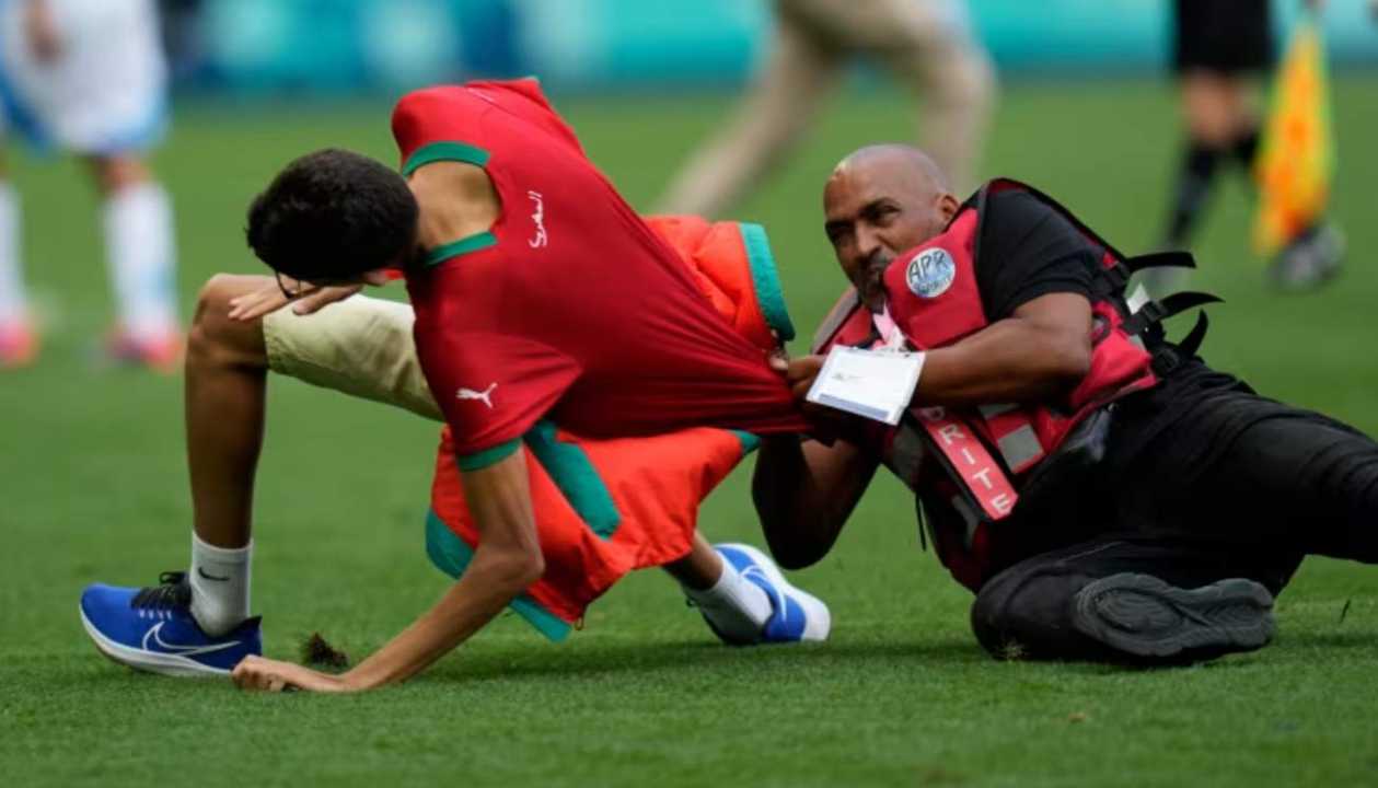 Fans menyerbu lapangan di laga antara Argentina vs Maroko