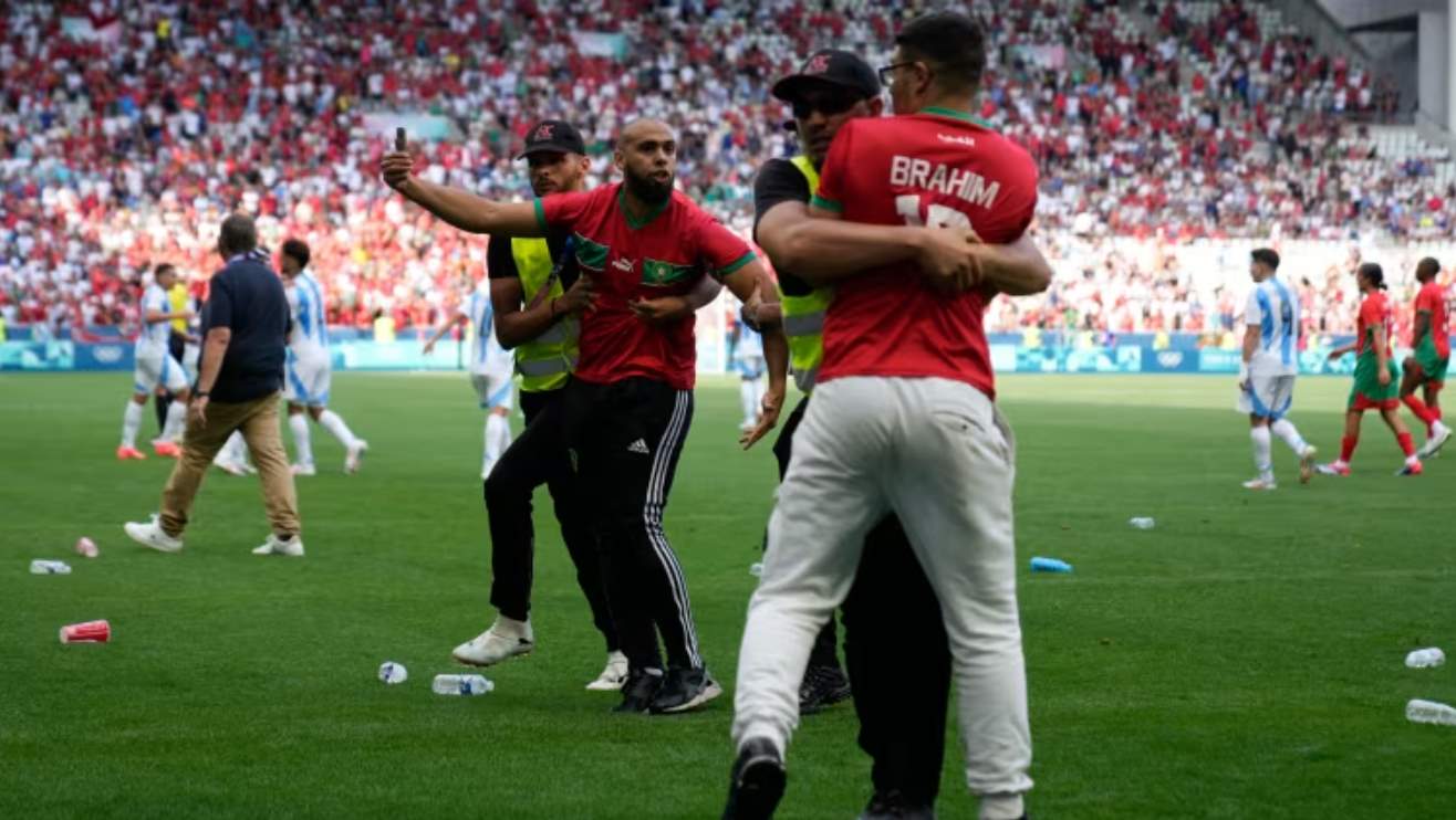 Fans menyerbu lapangan di laga antara Argentina vs Maroko dan ditangkap keamanan