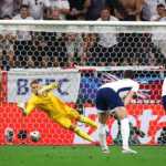 Harry Kane mencetak gol ke gawang Belanda lewat titik penalti