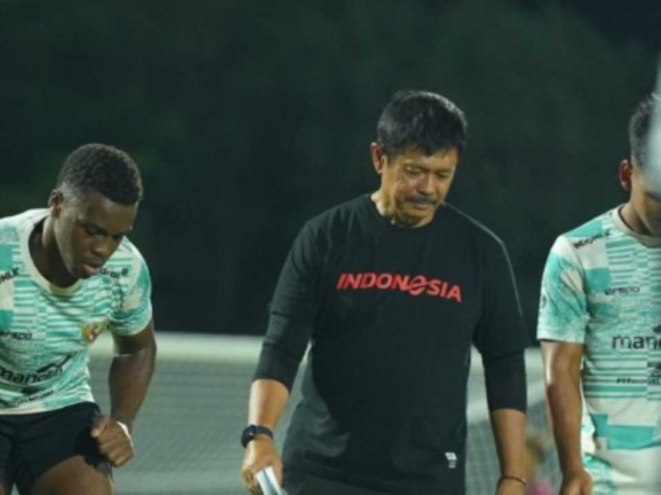 Indra Sjafri dalam sebuah sesi latihan Timnas U19