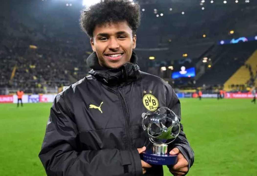 Karim Adeyemi saat menerima penghargaan dari Bundesliga