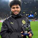 Karim Adeyemi saat menerima penghargaan dari Bundesliga