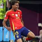 Lamine Yamal merayakan golnya ke gawang Prancis