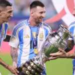 Lionel Messi bersama Angel Di Maria dan Nicolas Otamendi usai juara Copa America
