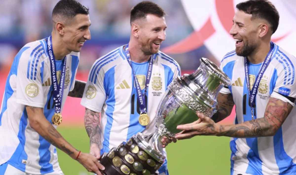 Lionel Messi bersama Angel Di Maria dan Nicolas Otamendi usai juara Copa America