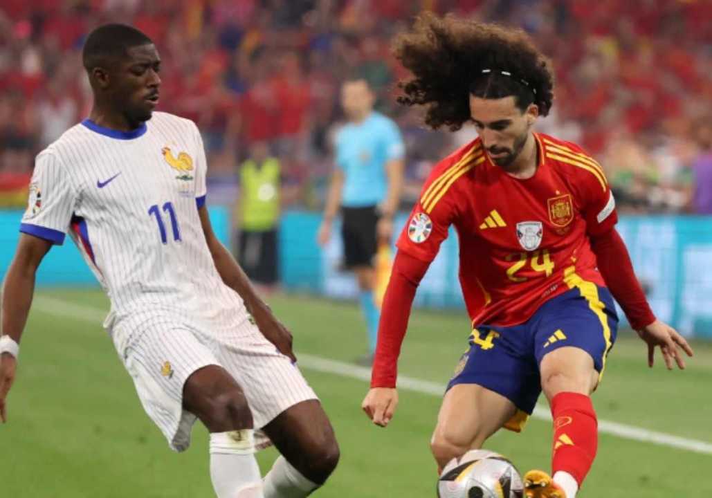 Marc Cucurella saat berduel dengan Dembele di Laga Perancis vs Spanyol