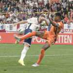 Pelanggaran pemain Belanda terhadap Harry Kane yang membuahkan penalti bagi Inggris