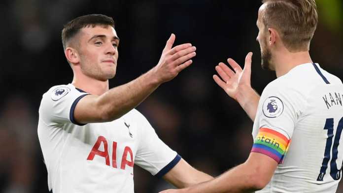 Pemain Tottenham Troy Parrott bersama Harry Kane