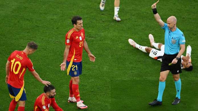 Pemain timnas Spanyol saat berusaha menghentikan serangan Jerman