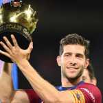 Sergi Roberto Mengangkat Trofi Joan Gamper