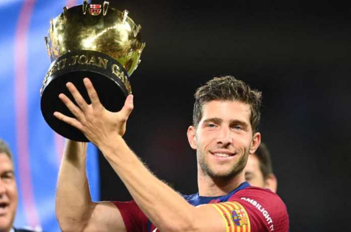 Sergi Roberto Mengangkat Trofi Joan Gamper