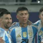 Lionel Messi Rayakan Gol Bersama Rekan-Rekannya