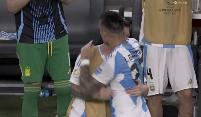 Lautaro Martinez Rayakan Gol Bersama Lionel Messi