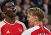 Bukayo Saka rayakan gol bersama Martin Odegaard