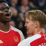 Bukayo Saka rayakan gol bersama Martin Odegaard