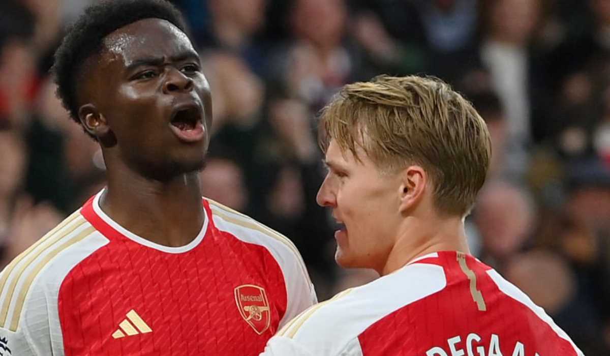 Bukayo Saka rayakan gol bersama Martin Odegaard