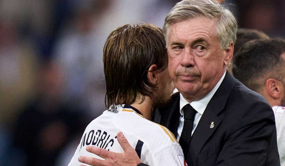 Carlo Ancelotti memeluk Luka Modric