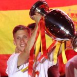 Dani Olmo mengangkat trofi Euro bersama Timnas Spanyol