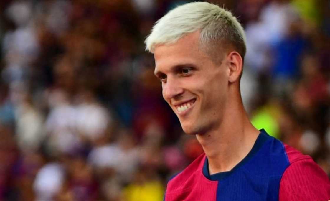 Dani Olmo saat diperkenalkan sebagai pemain baru Barcelona