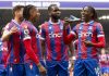 Eberechi Eze pamin Crystal Palace saat pamerkan sepatunya